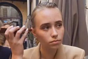 Російське видання "Агентство" опублікувало фотографію "менеджерки Лізи", яка працює в паризькій галереї