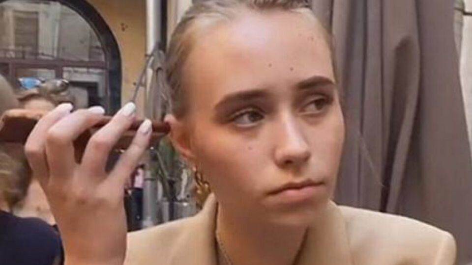 Российское издание "Агентство" опубликовало фотографию "менеджера Лизы", которая работает в парижской галерее