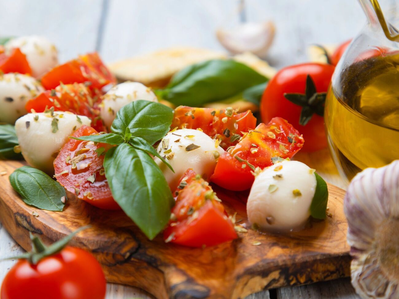 Салат заправляют оливковым маслом