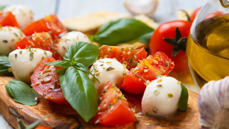 Салат заправляют оливковым маслом