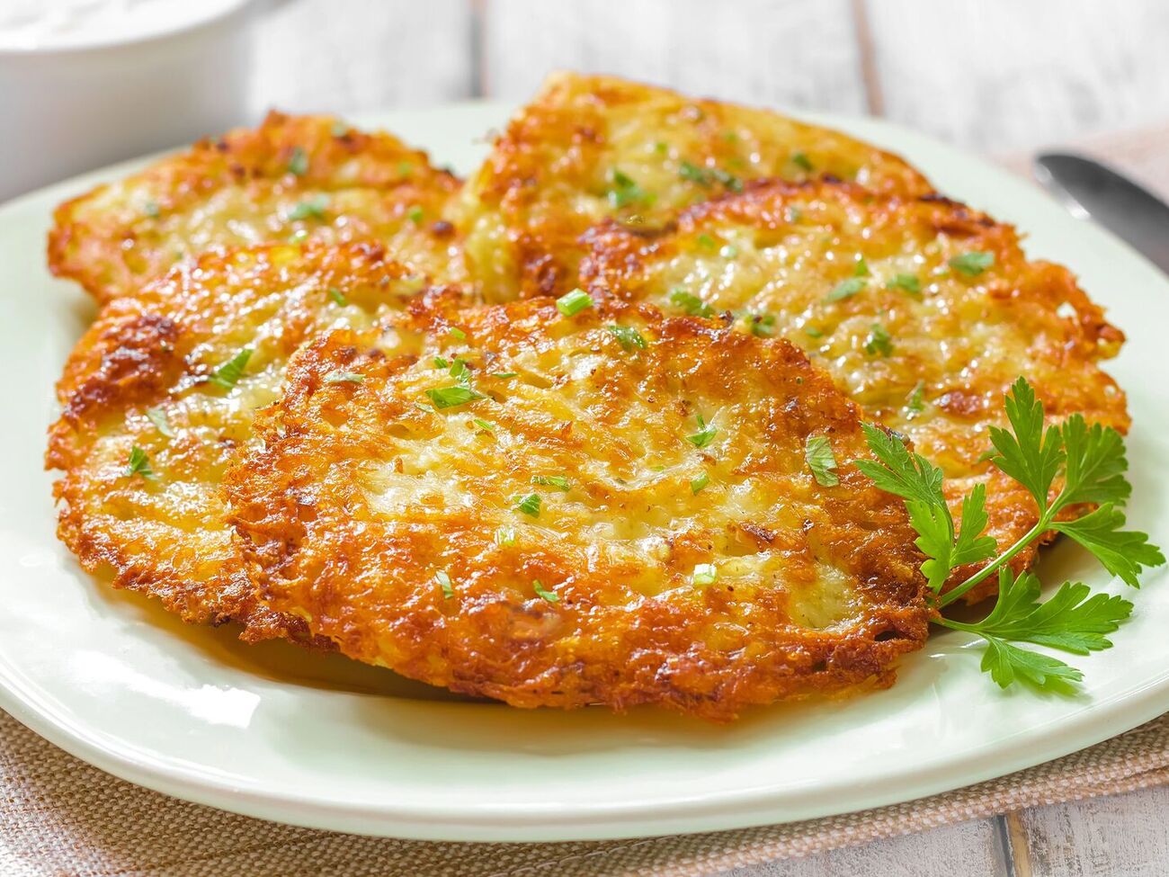 Деруни обсмажте на сковороді до готовності