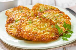 Деруни обсмажте на сковороді до готовності