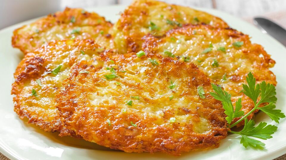 Деруны обжарьте на сковороде до готовности