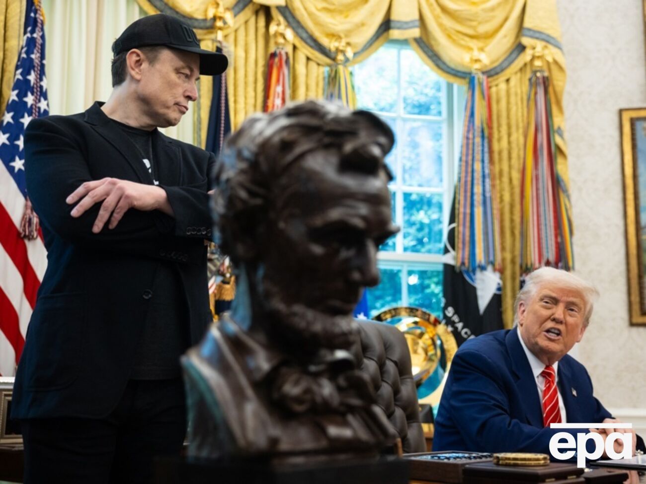 В то же время в Кремле заявили, что РФ якобы не собирается вмешиваться в перепалку Трампа с Маском