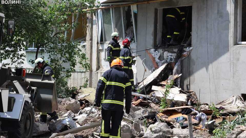 По данным ГСЧС, в результате российского обстрела в Луцке пострадали десятки человек