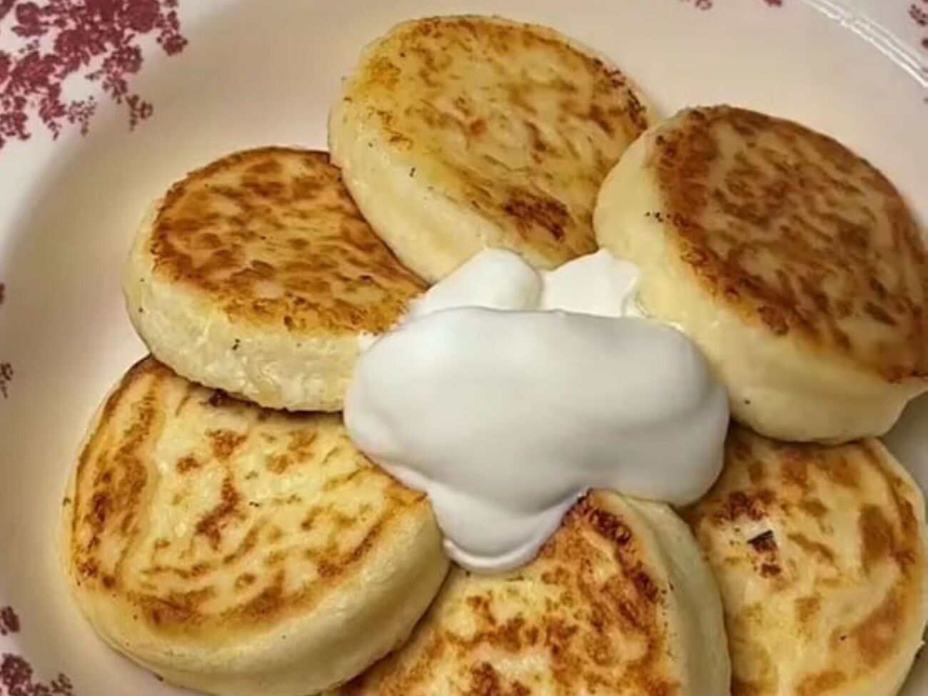 Обжарьте сырники на сковороде с растительным маслом до румяности