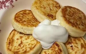 Обжарьте сырники на сковороде с растительным маслом до румяности