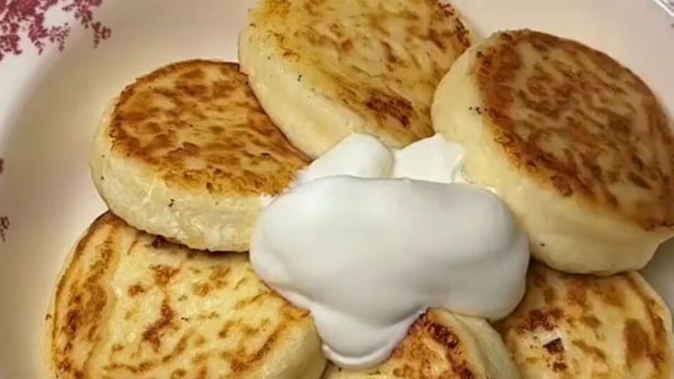 Обжарьте сырники на сковороде с растительным маслом до румяности