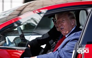 Электрокар, который Трамп приобрел в марте, неделями стоит возле Белого дома, пишет BBC