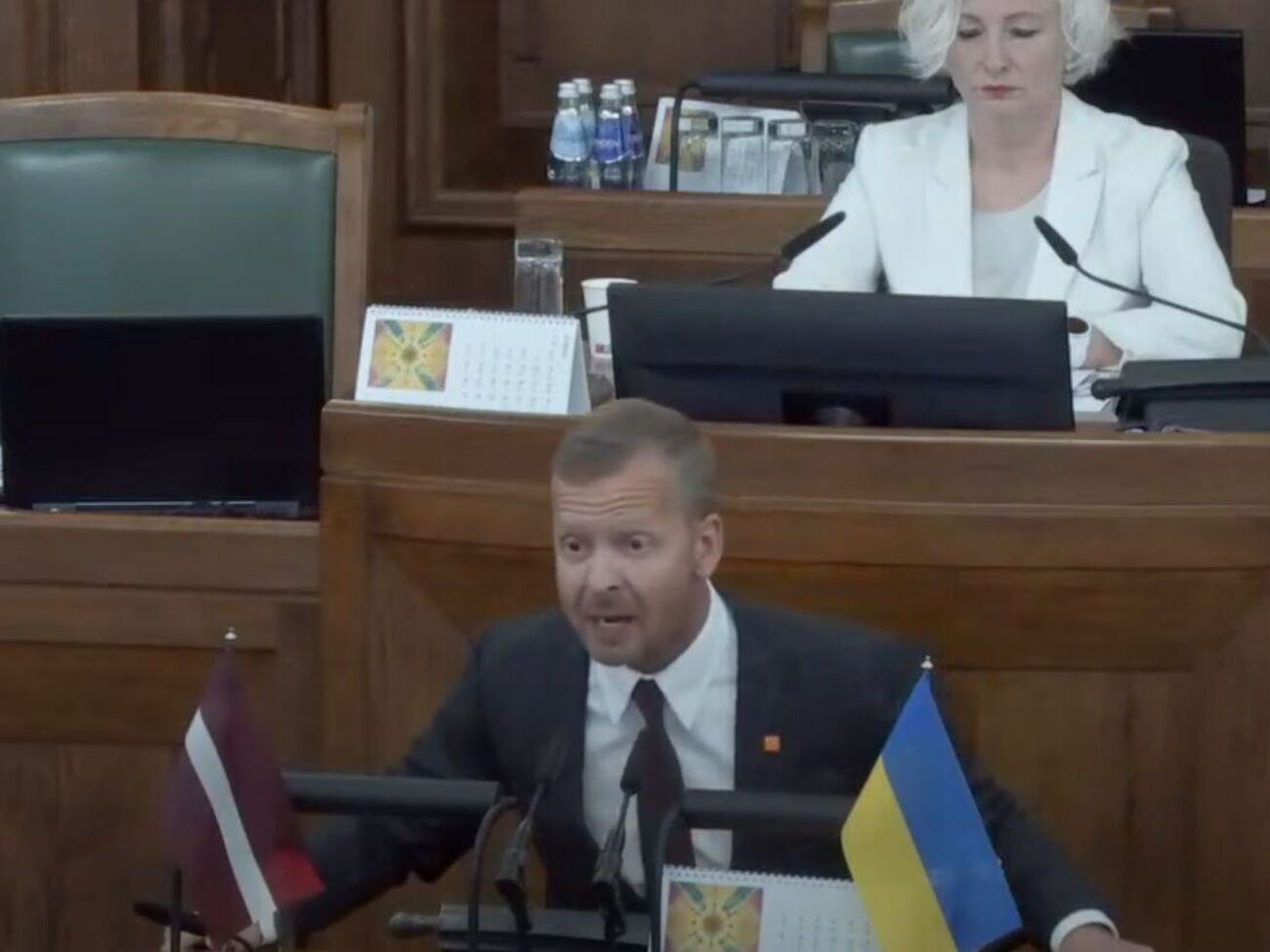 Рядом с Росликовым был флаг Украины