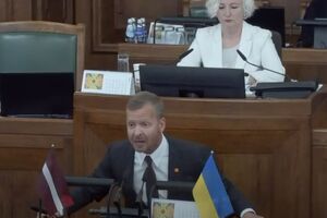 Рядом с Росликовым был флаг Украины