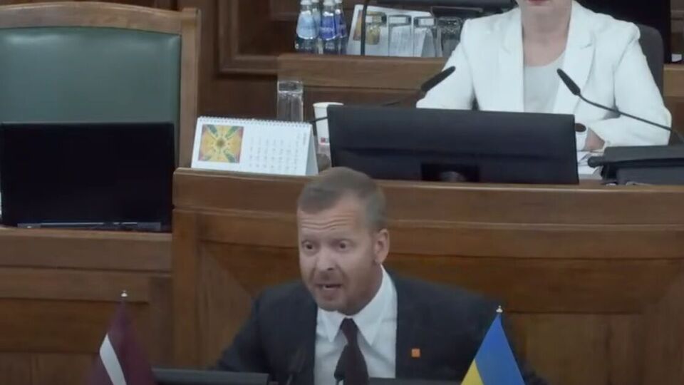 Рядом с Росликовым был флаг Украины