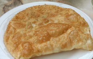 Сформируйте чебуреки и обжарьте их на большом количестве растительного масла с двух сторон