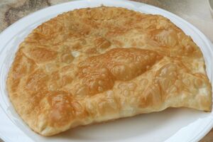 Сформируйте чебуреки и обжарьте их на большом количестве растительного масла с двух сторон