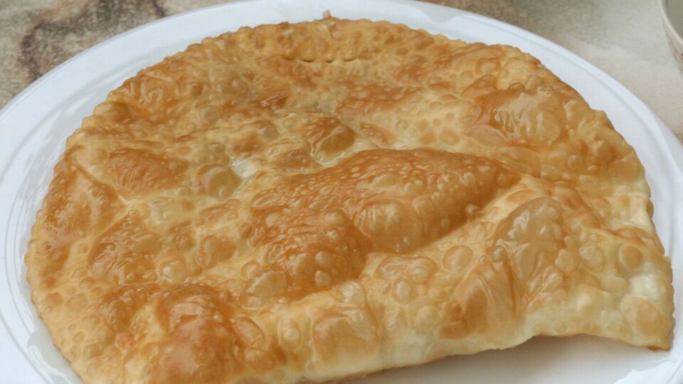 Сформируйте чебуреки и обжарьте их на большом количестве растительного масла с двух сторон