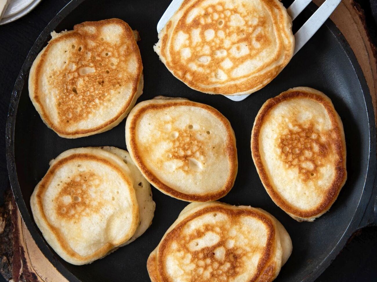 Соду нужно добавлять в тесто, когда оно уже вымешано