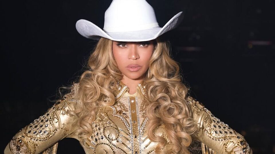 Бейонсе продолжала петь, пока ей застегивали брюки