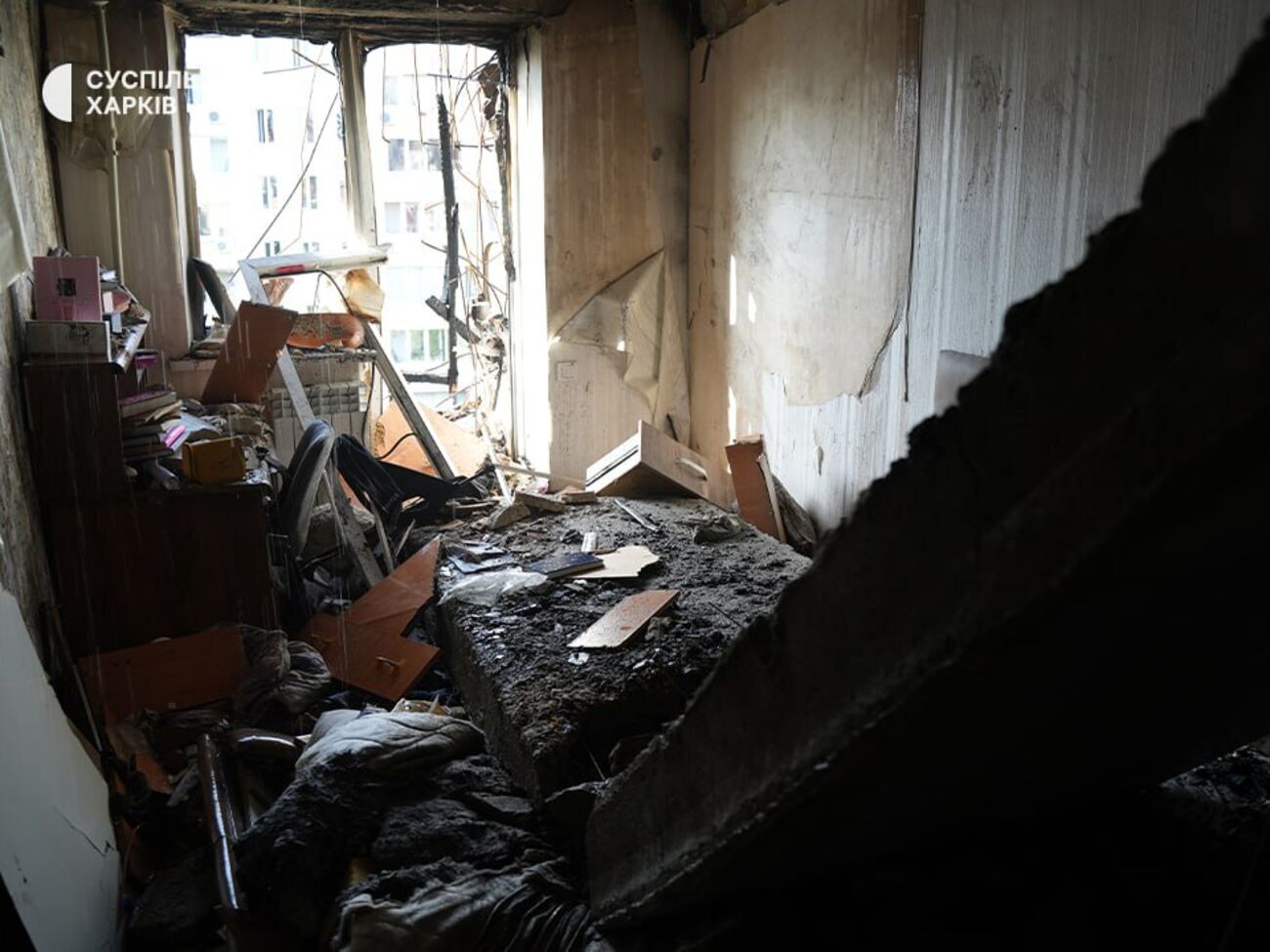 Женщину придавило плитой с этажа выше