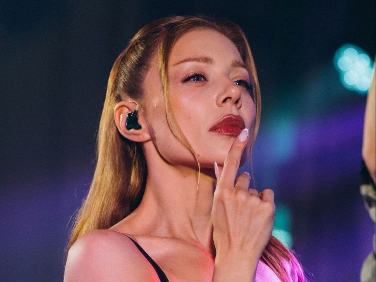 Сейчас певица при росте 168 см весит почти 52 кг