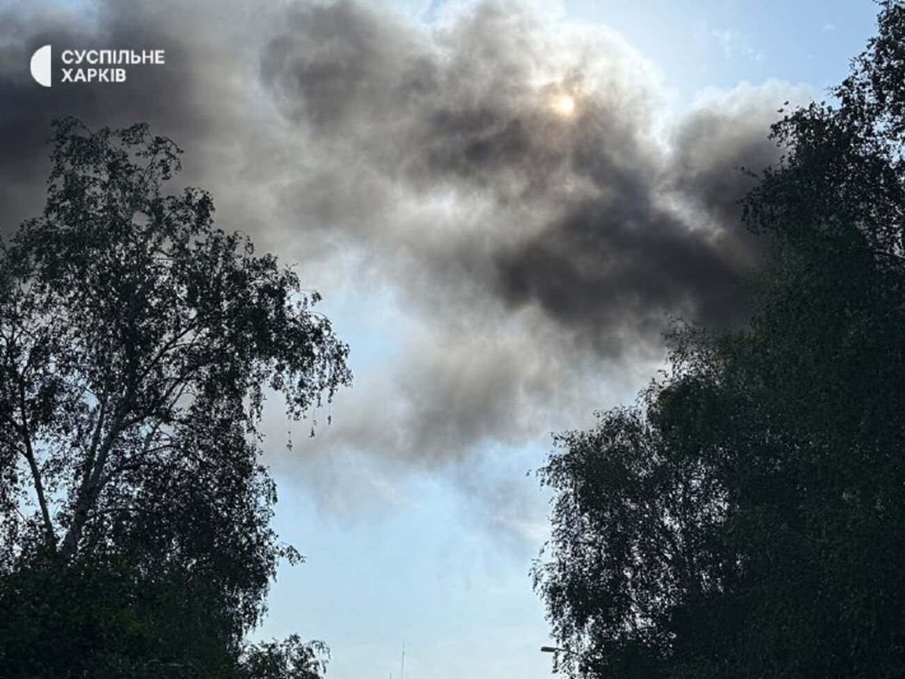 Над обстрелянным ночью районом до сих пор идет дым