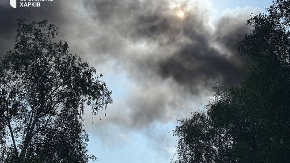 Над обстрелянным ночью районом до сих пор идет дым