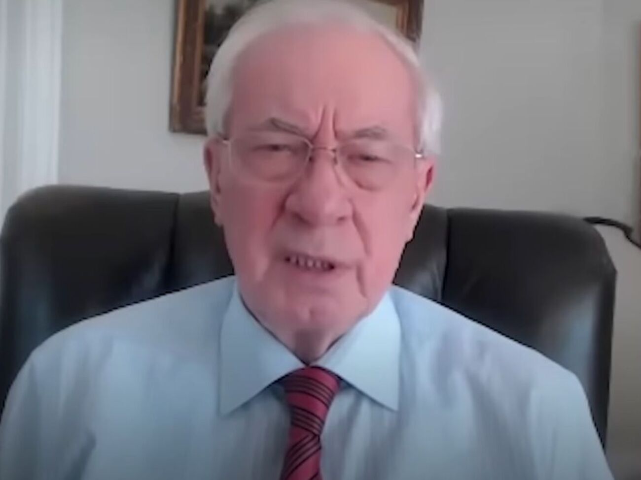 Азаров переплутав письменників, припустили в соцмережах