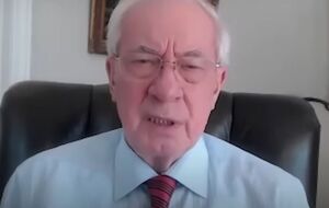 Азаров переплутав письменників, припустили в соцмережах