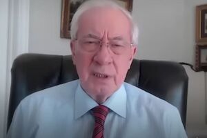 Азаров переплутав письменників, припустили в соцмережах