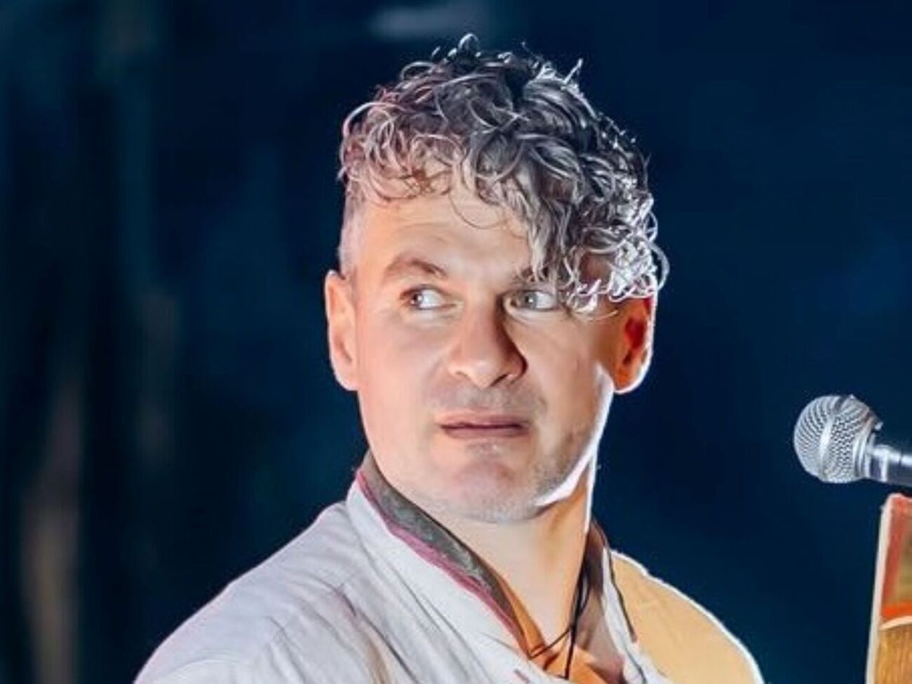 На сольном концерте 20 мая певец выступал с длинными волосами