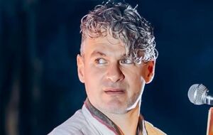 На сольном концерте 20 мая певец выступал с длинными волосами