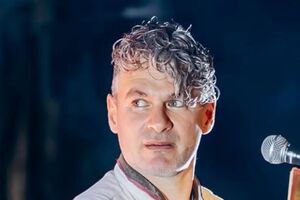 На сольном концерте 20 мая певец выступал с длинными волосами