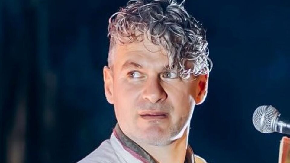 На сольном концерте 20 мая певец выступал с длинными волосами