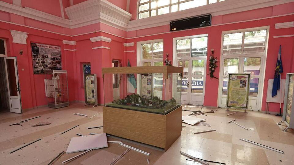 Обстрелы повредили помещение детской железной дороги