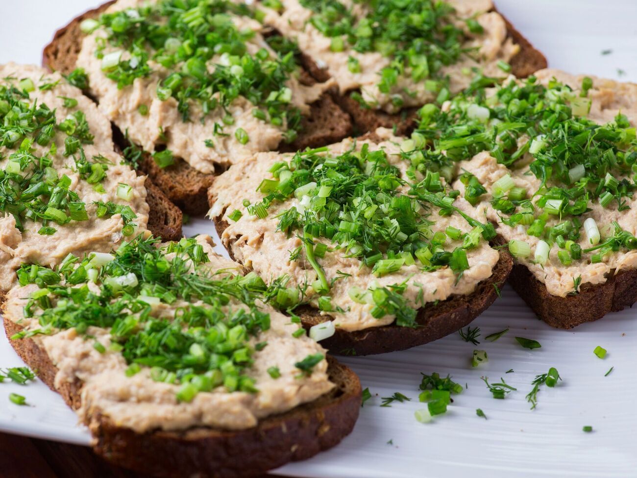 Для намазки знадобиться половина салатної цибулини