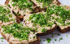 Для намазки понадобится половина салатного лука