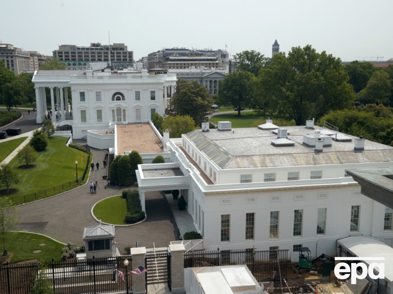 На одном из строений Белого дома установили спутниковый терминал