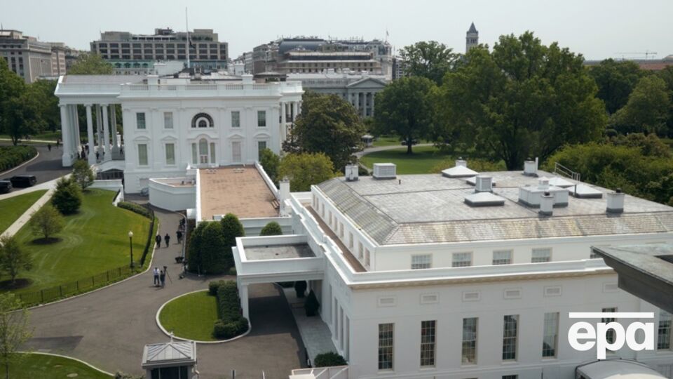 На одном из строений Белого дома установили спутниковый терминал