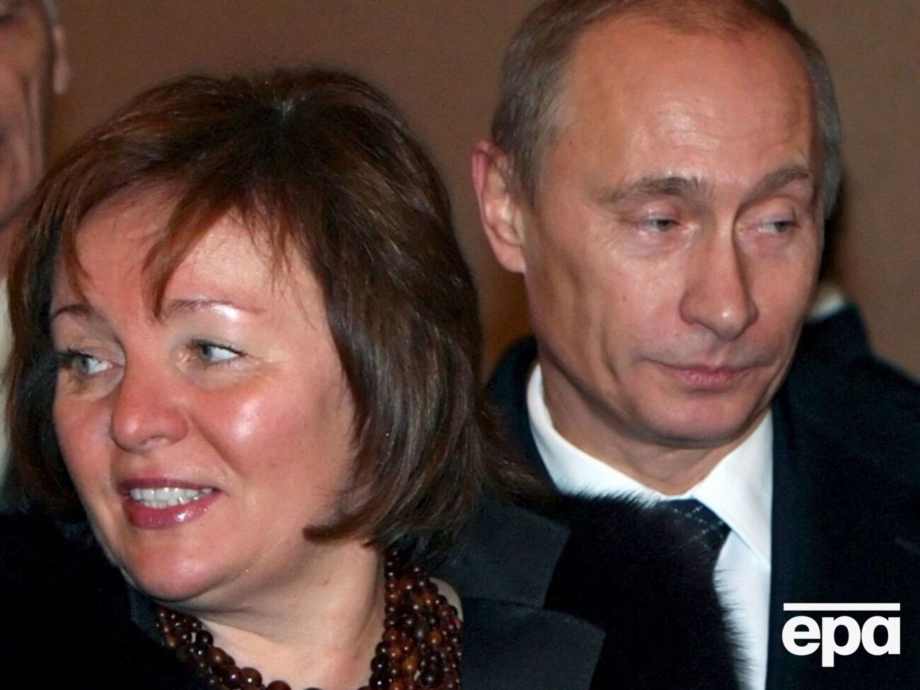 Супруга Путина рассказывала о том, что стоило тому "хлебнуть хотя бы рюмку водки", он превращался не просто в маньяка и садиста, а в "самого настоящего извращенца"