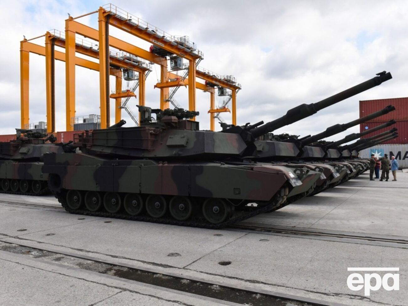 Журналіст показав відео доправлення танків на парад