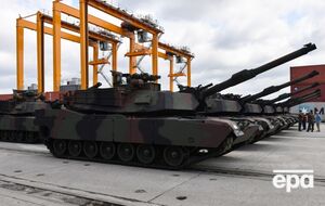 Журналист показал видео доставки танков на парад