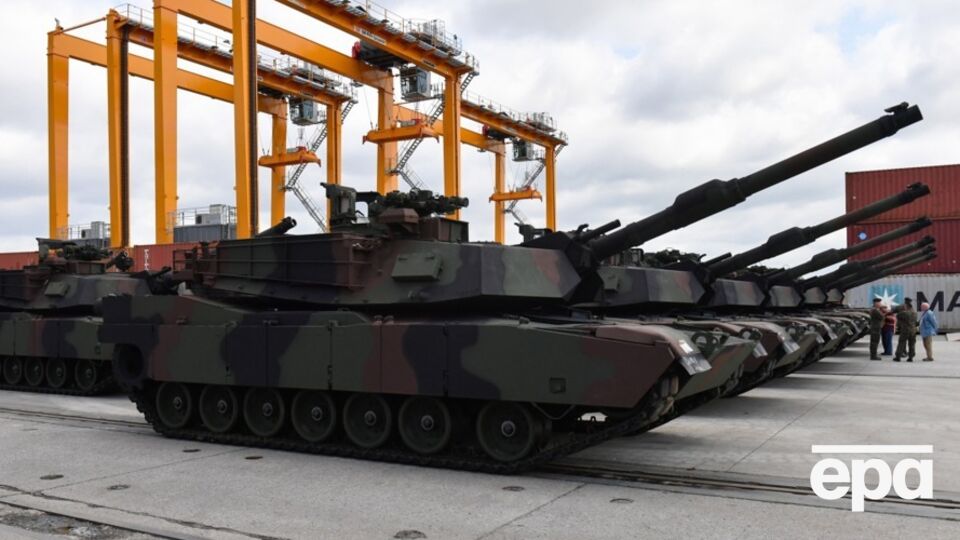 Журналіст показав відео доправлення танків на парад