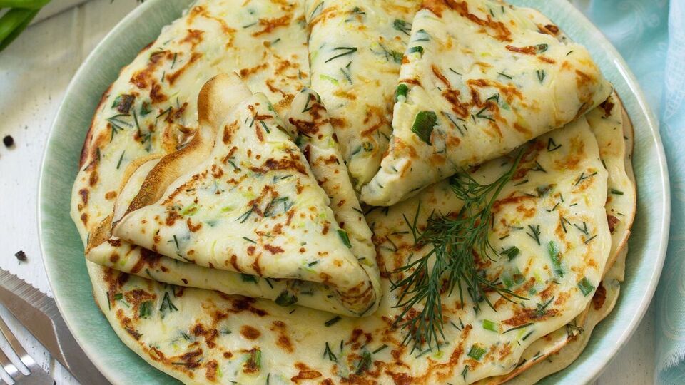 В смесь добавьте 500 мл молока