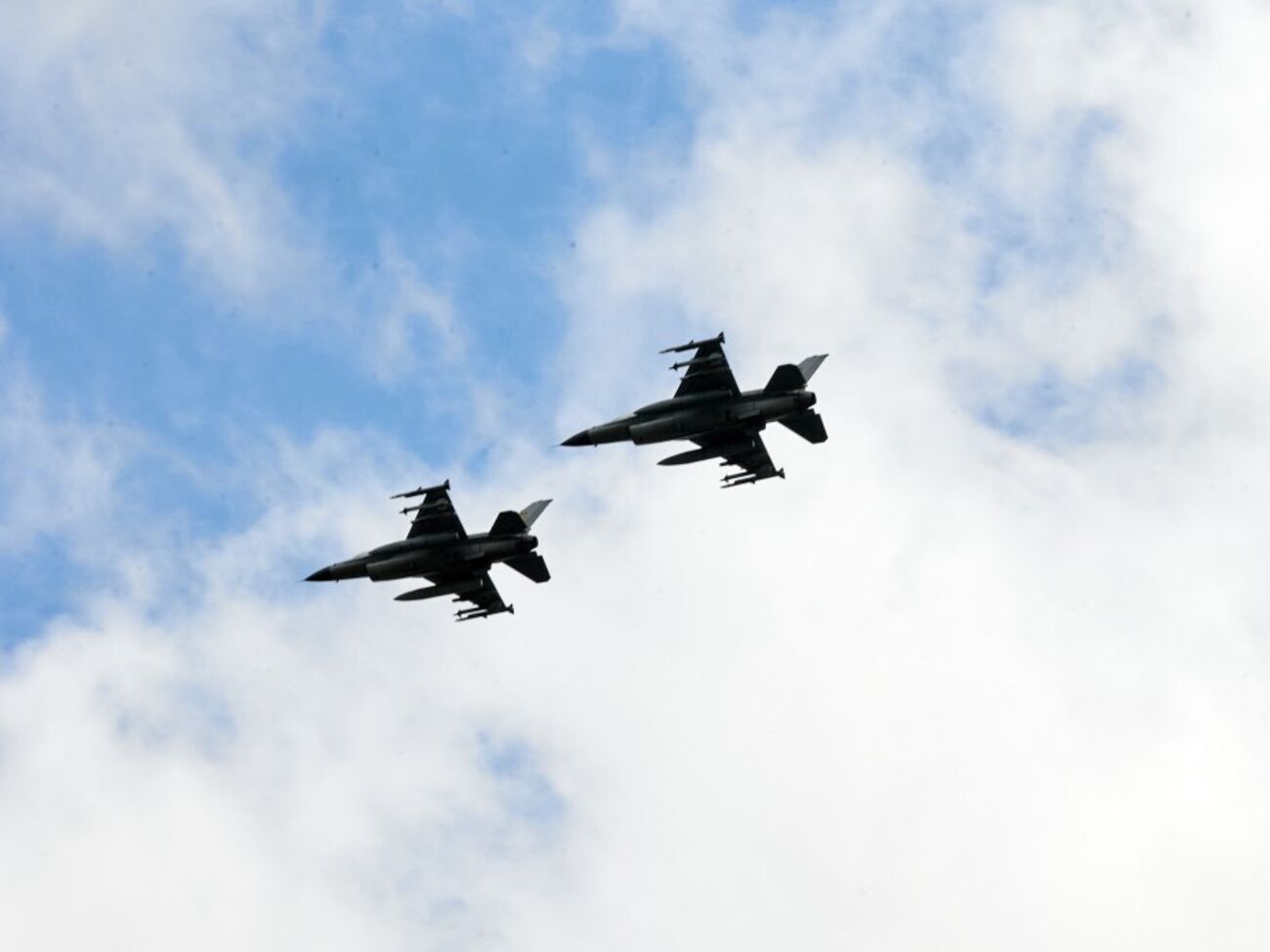 СМИ пишут, что F-16 получил координаты вражеского самолета