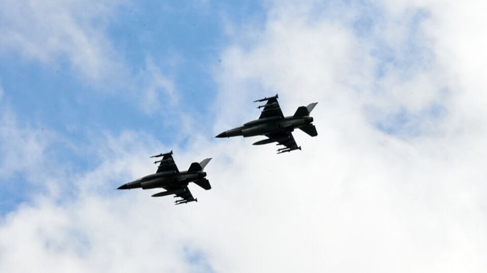 СМИ пишут, что F-16 получил координаты вражеского самолета