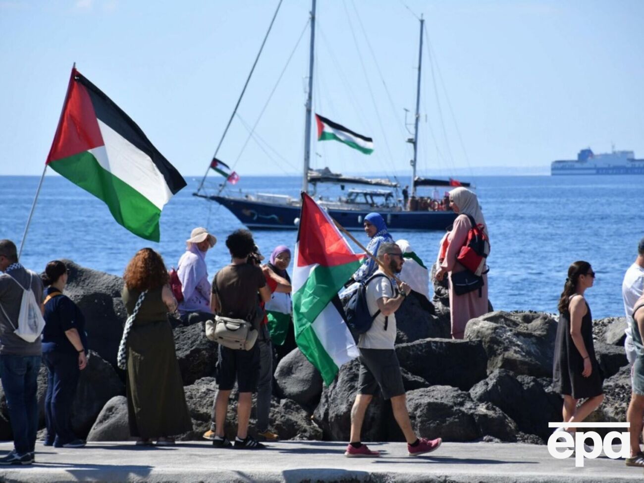 Парусник с активистами отправился 1 июня из Италии