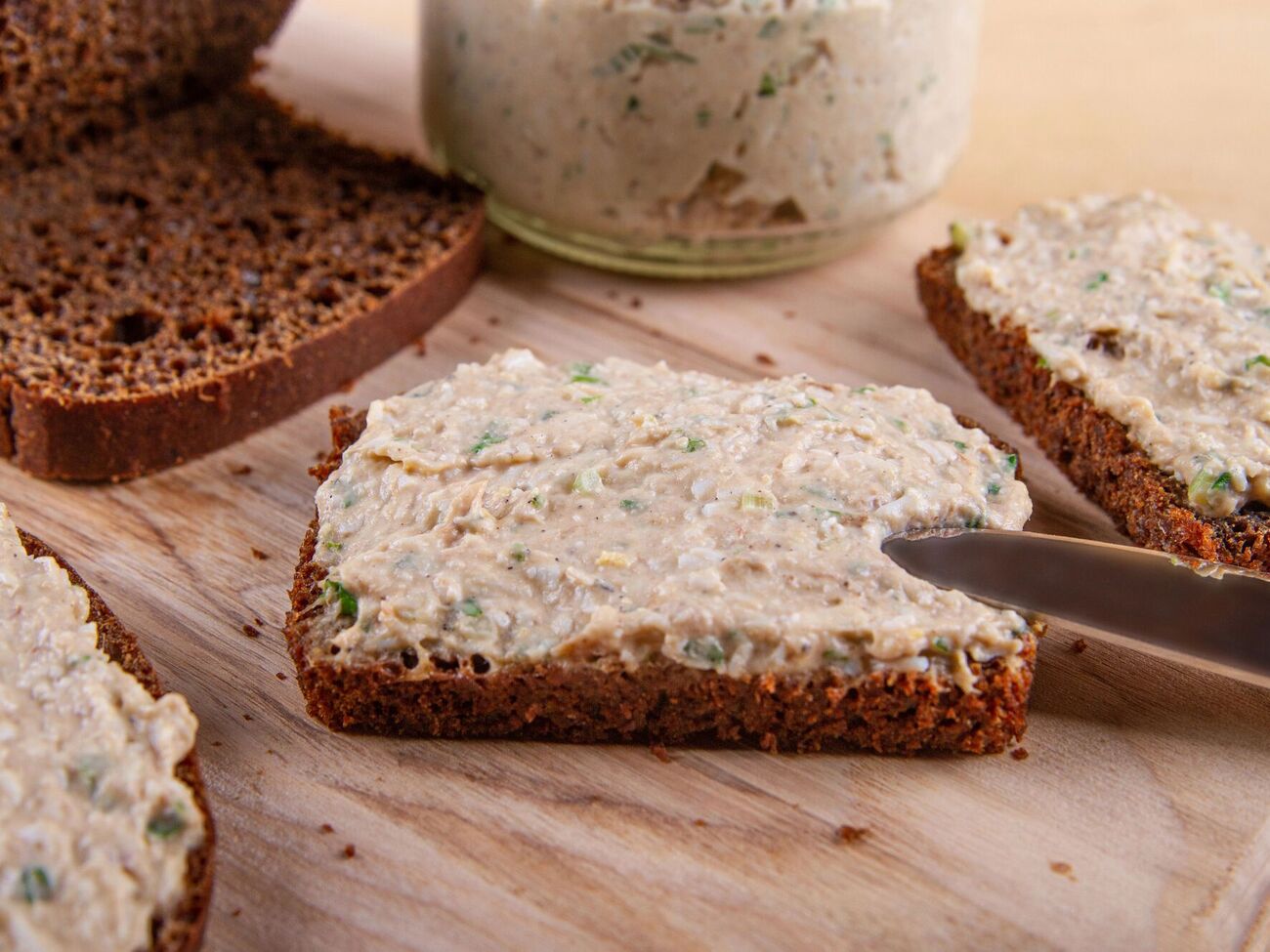 Для намазки вам понадобятся два вида сыра