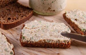 Для намазки вам понадобятся два вида сыра