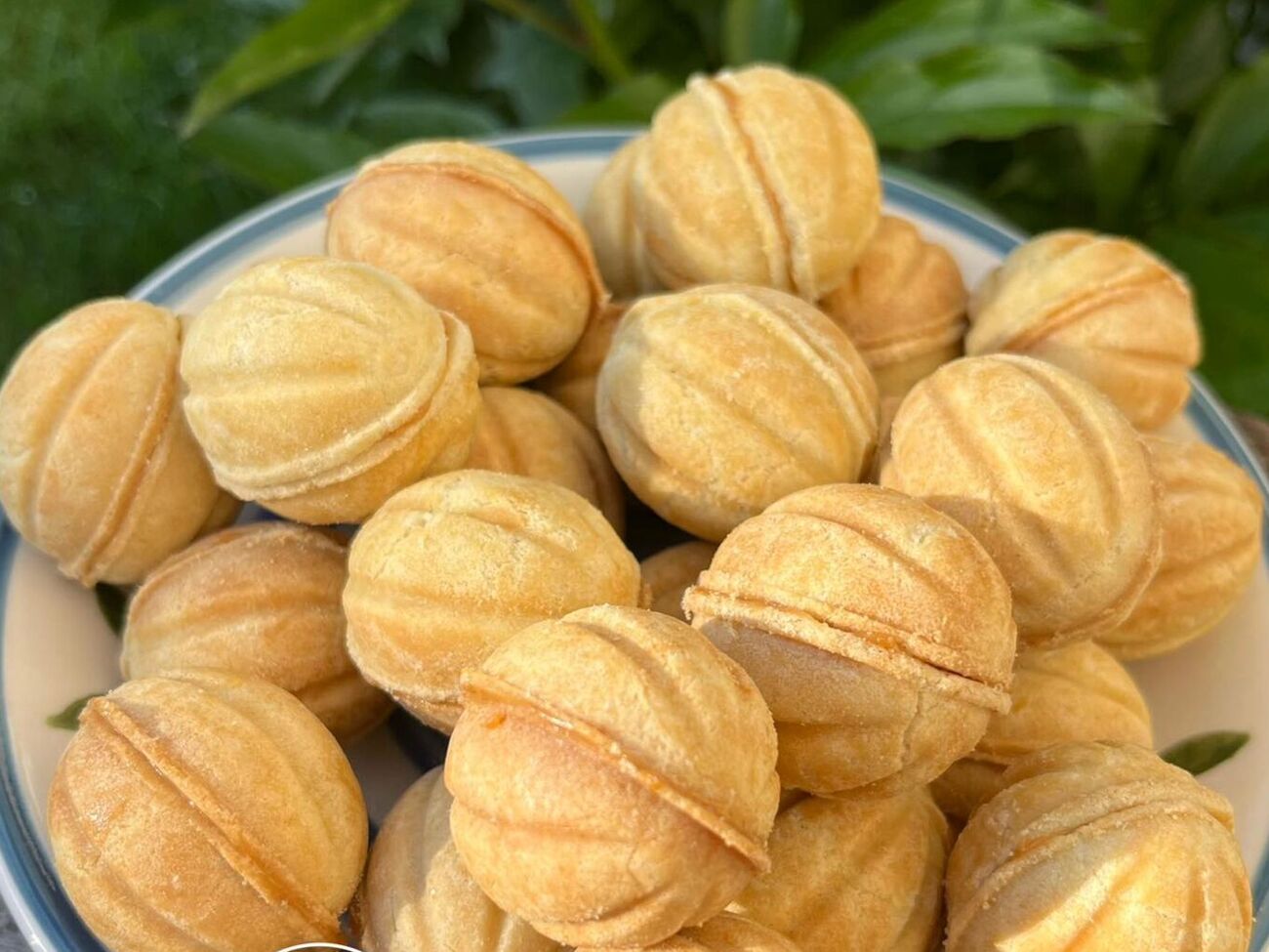 Готовые орешки нужно наполнить сгущенкой