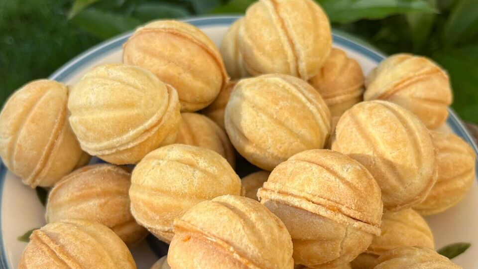 Готовые орешки нужно наполнить сгущенкой