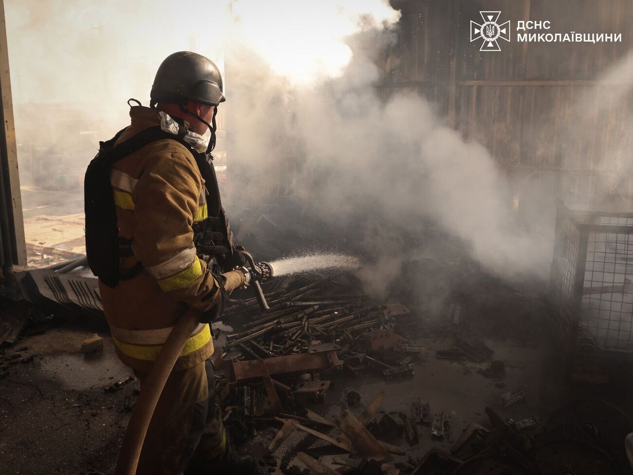 На месте работают спасатели